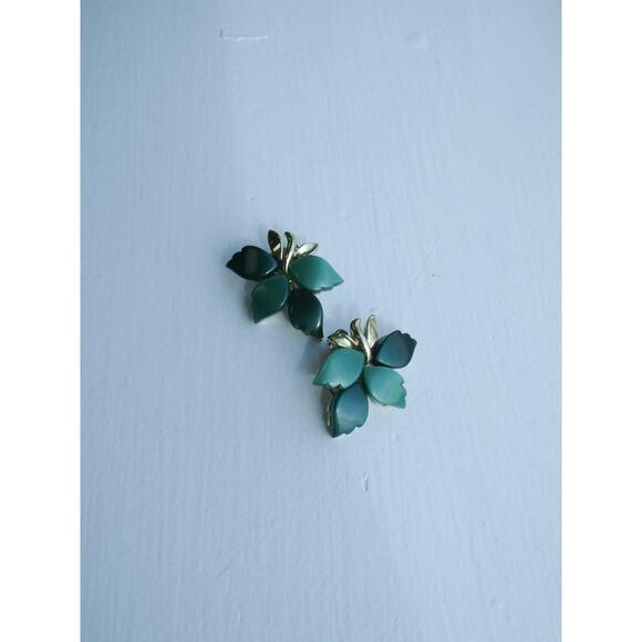 Vintage Green Leaf Clip on Earrings - Picture 1 of 4